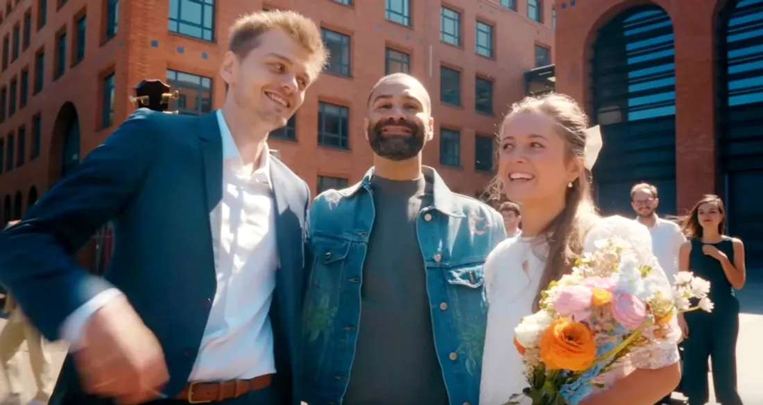 Ycare dans le clip de "Mon pays c'est la vie"