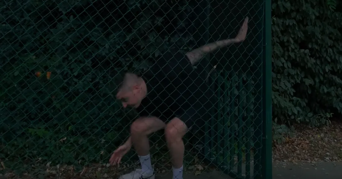 Le youtubeur "Yung Jamie" saute par-dessus une clôture du Parc Astérix