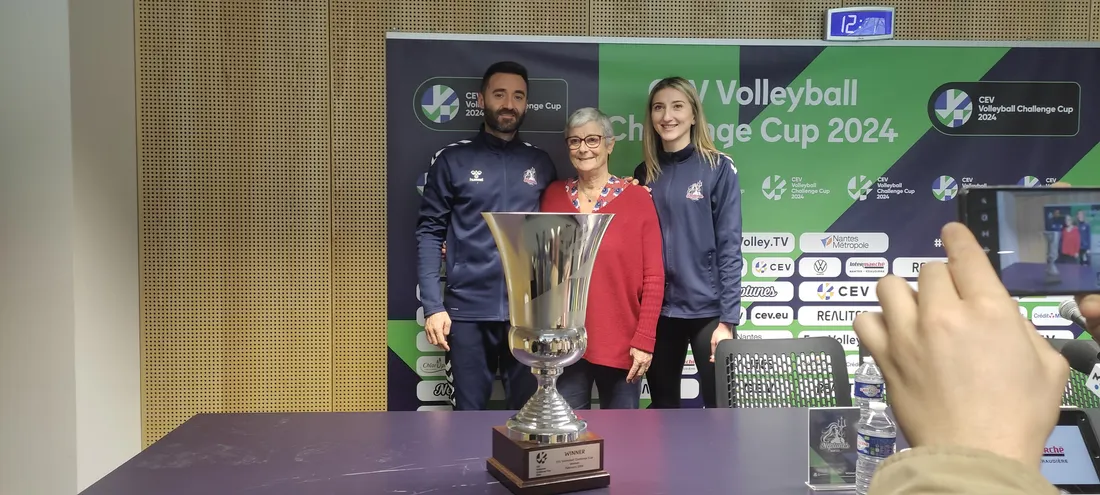 De gauche à droite: César Hernandez (coach), Monique Bernard (présidente) et Amandine Giardino.