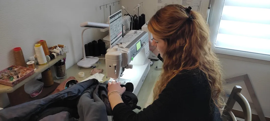 Angélique a créé son atelier de couture à Cholet il y a quatre ans.