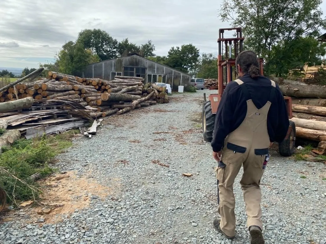 Gilles Baud possède un important stock de bois