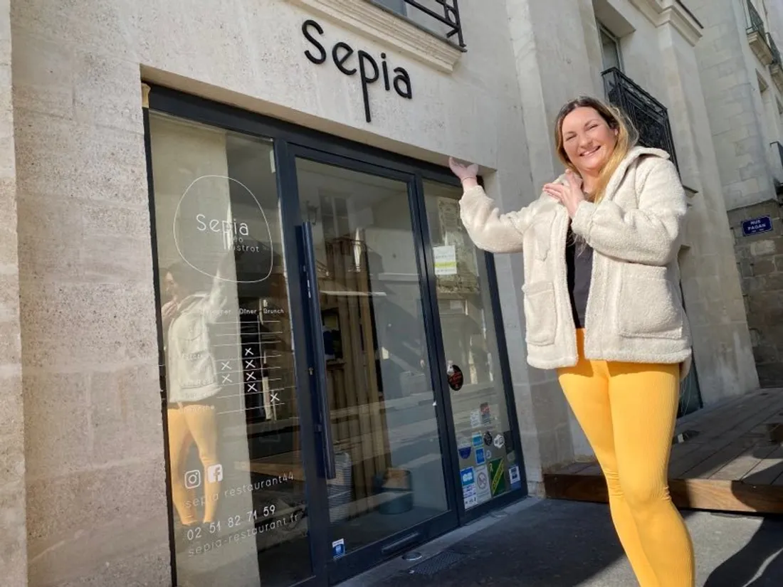 Lucie devant son restaurant à Nantes