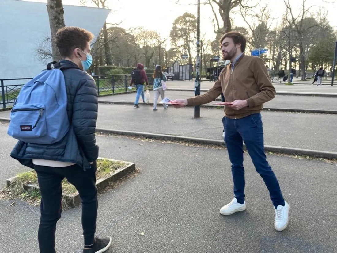 Rémi, des Jeunes Avec Macron Pays-de-la-Loire, en tractage à Nantes