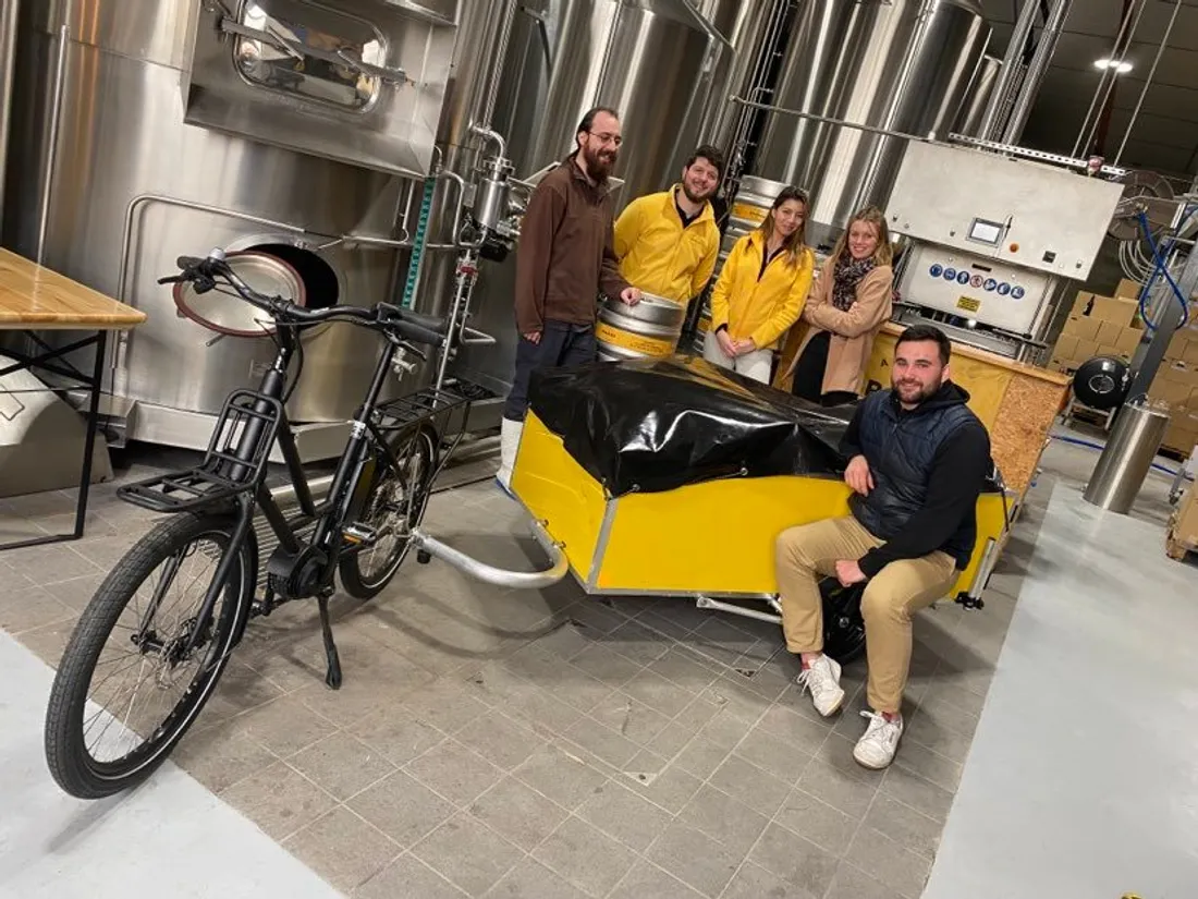 Clément Leblanc sur le vélo de livraison et une partie de l'équipe des Brassés