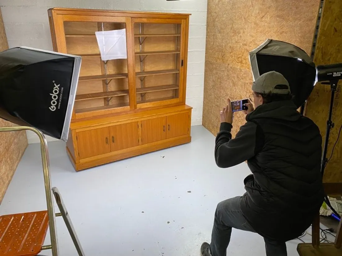 Les objets sont pris en photos et vendus en ligne