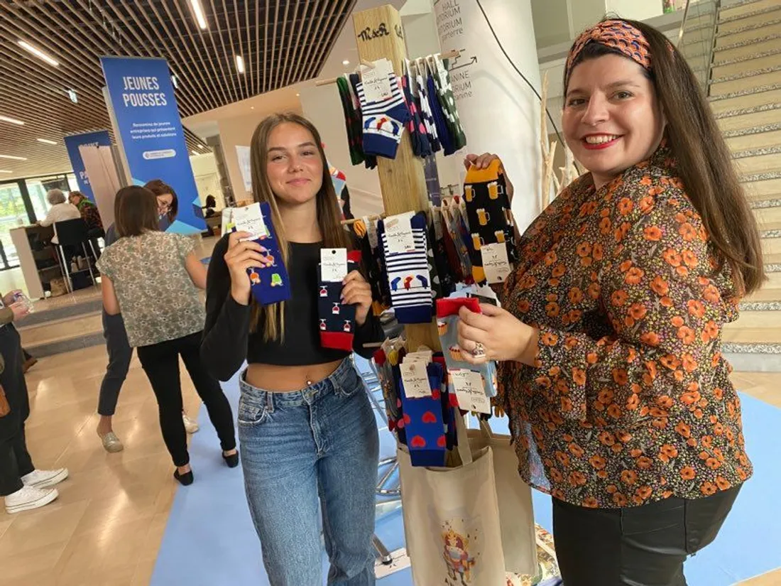 A droite, Camille Vigouroux, créatrice des chaussettes Mireille et Raymond