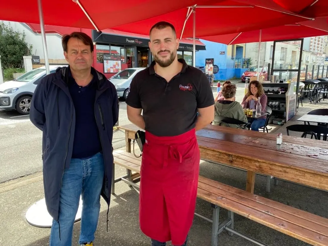 Eric De Roincé et un serveur du Poussin Rouge à Rezé