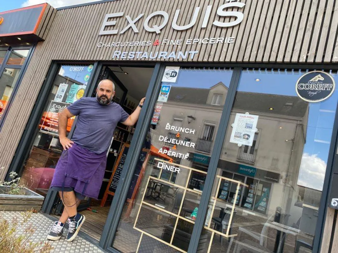 Sébastien Bodaine devant son restaurant