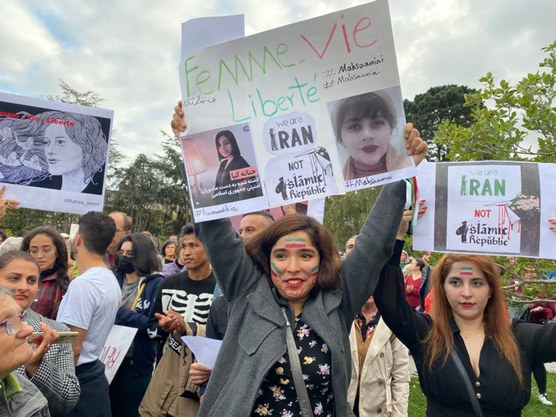 Beaucoup de jeunes iraniennes et iraniens au rassemblement