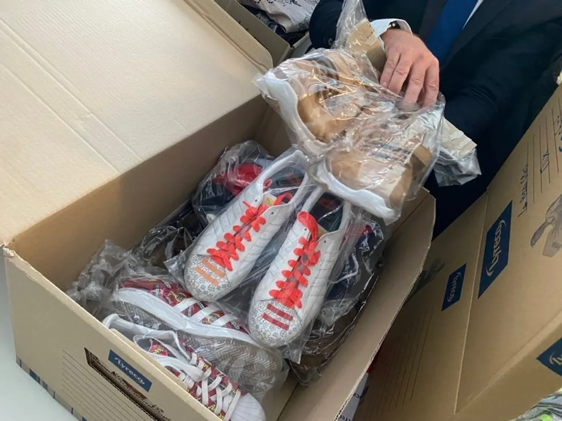 Des vêtements, des chaussures et quelques jouets