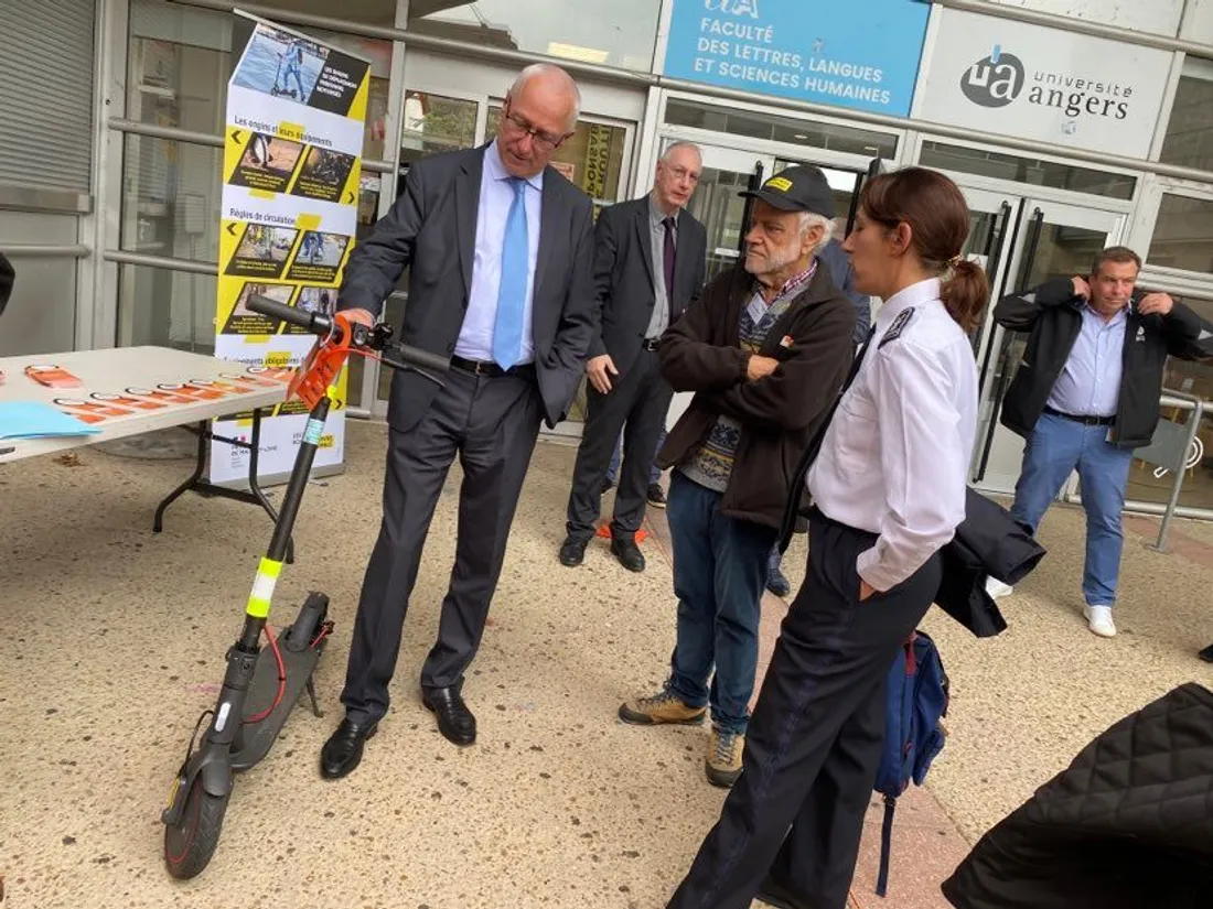 Le préfet du Maine-et-Loire sur un stand de la prévention routière