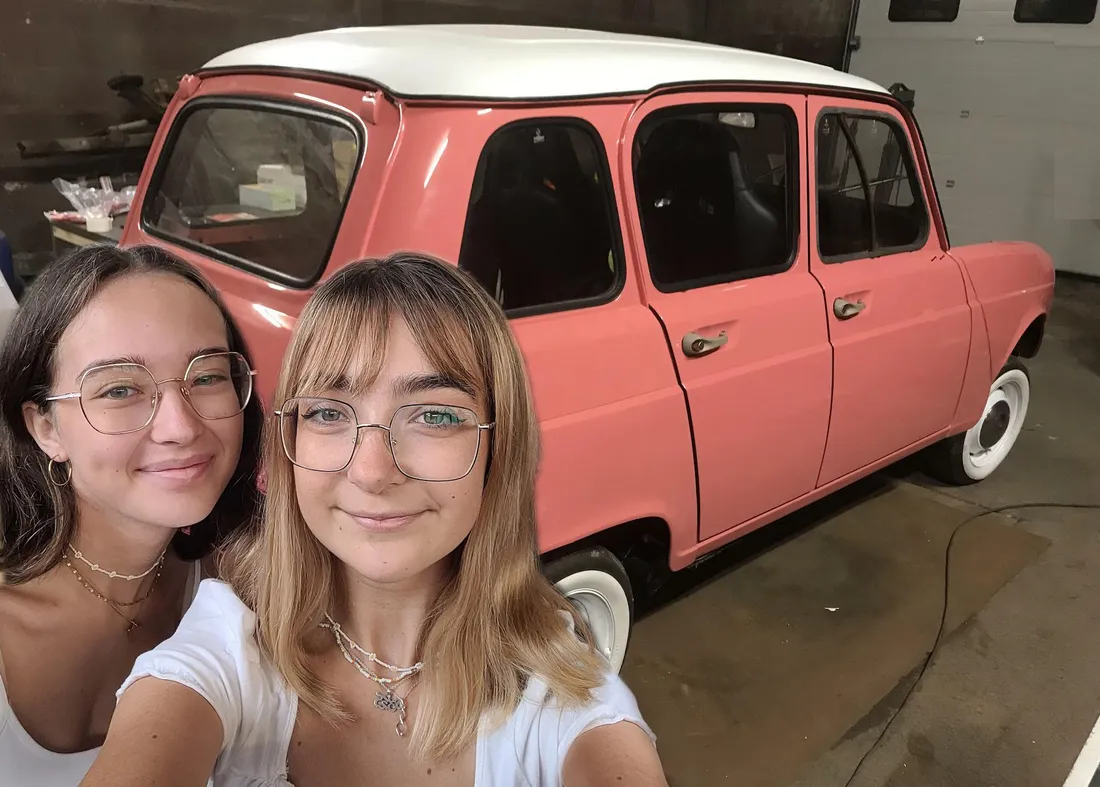 Margot et Jeanne devant leur 4L retapée pour le 4L Trophy