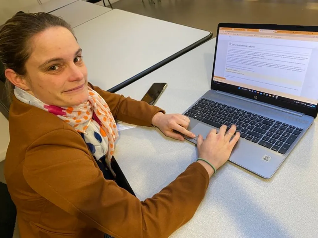 Sophie Buléon, devant le formulaire d'inscription pour la prime carburant