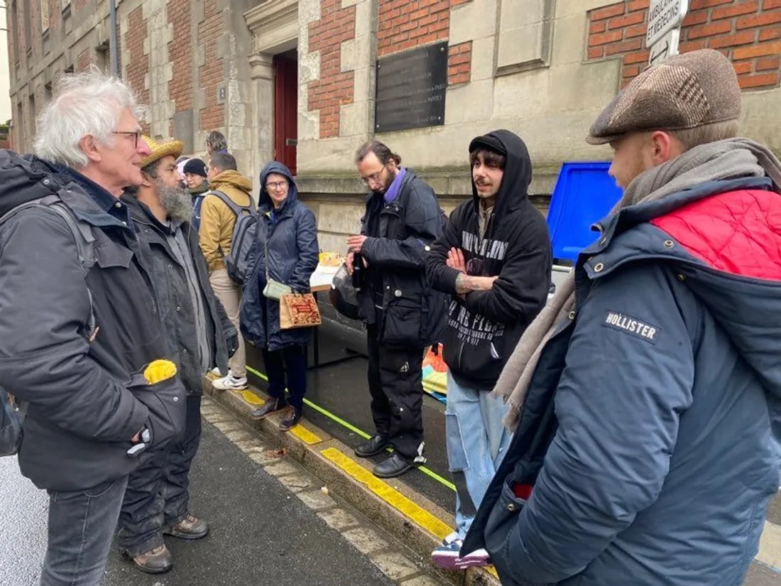 Un des colocataires entouré de bénévoles des associations