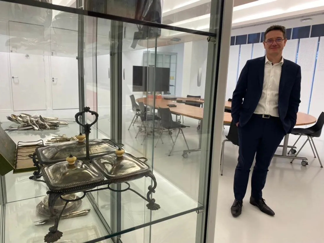 Le directeur du Crédit Municipal dans la salle des ventes