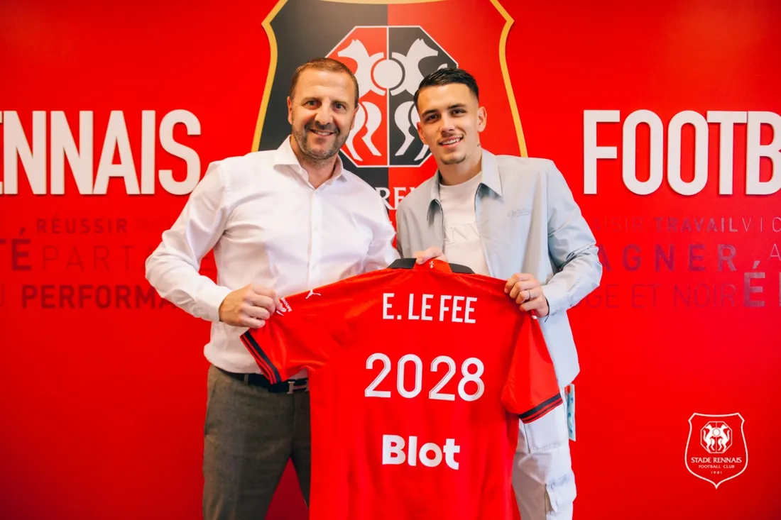 Florian Maurice, directeur technique du Stade Rennais, avec Enzo Le Fée, le 7 juillet. 