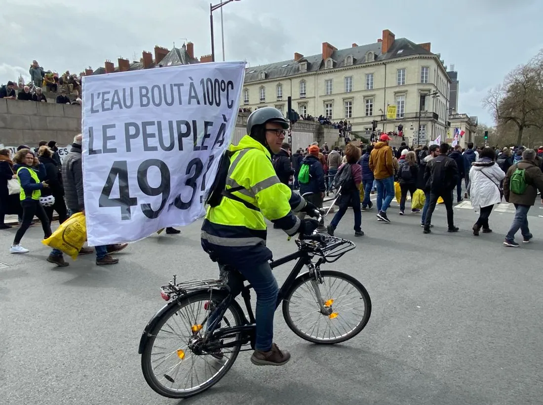 Le 49.3, sur de nombreuses pancartes