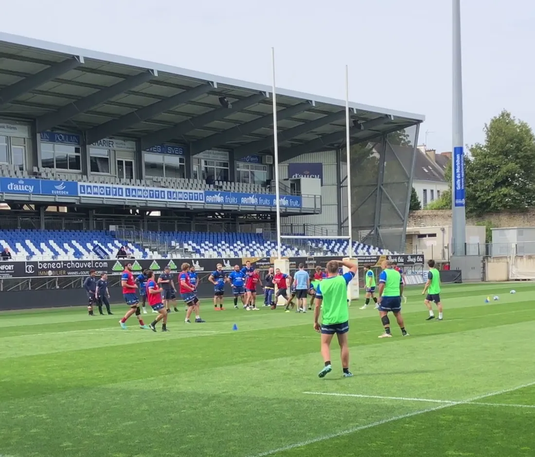 Le RC Vannes à l'entrainement devant son public à La Rabine ce jeudi 