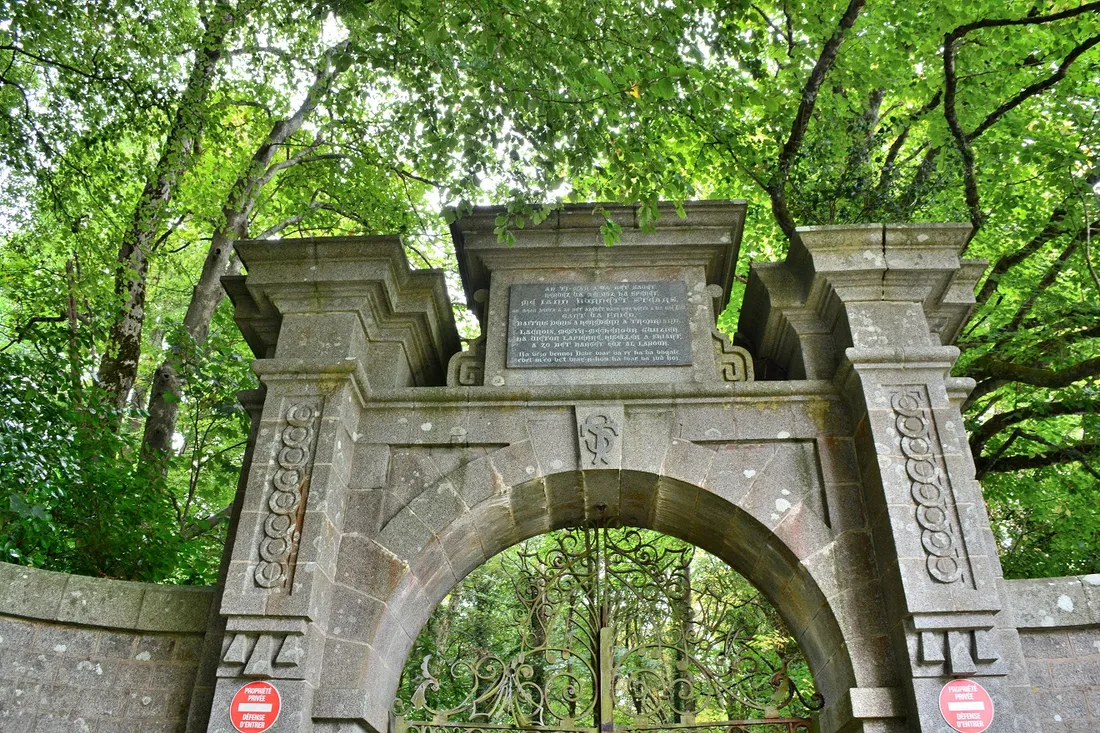 Château du Leuhan (portail), Plabennec 