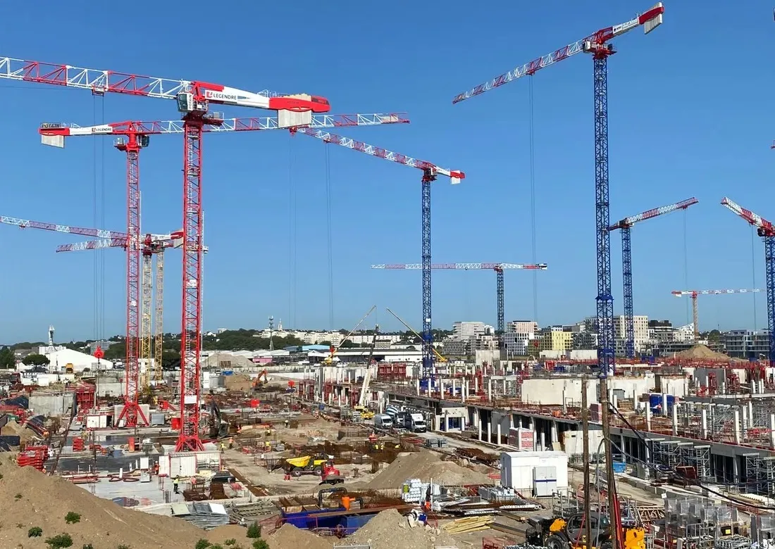 Les grues du chantier de l'île de Nantes