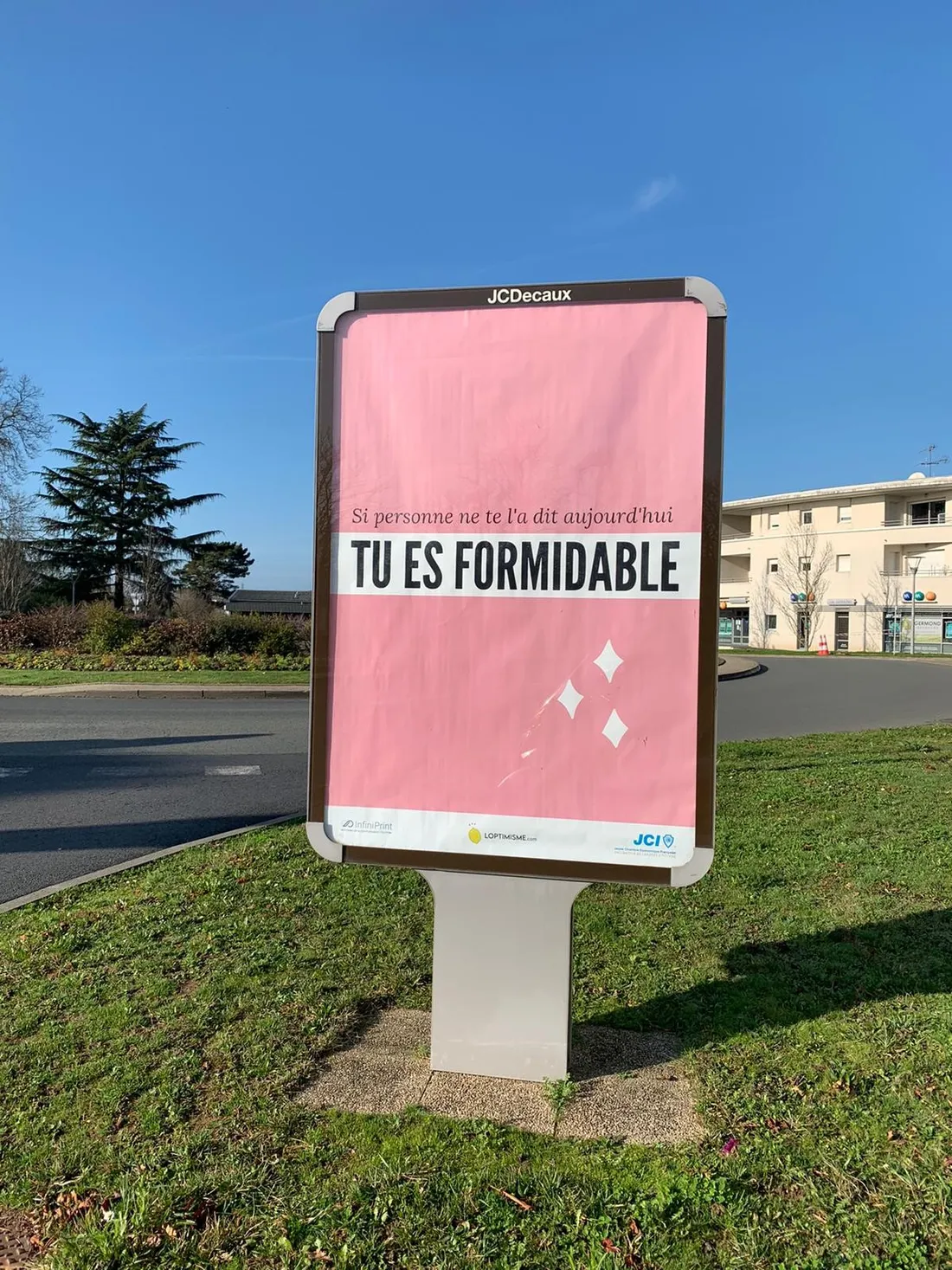 L'un des panneaux à message optimiste 