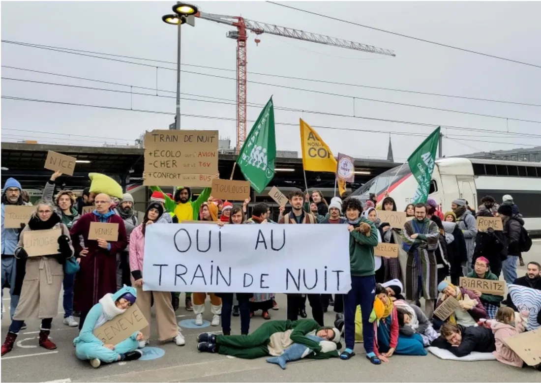 Action "oui au train de nuit" à Nantes