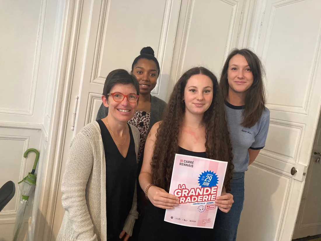 Les salariés et stagiaires ainsi que la directrice (Alix Lequime) du Carré Rennais