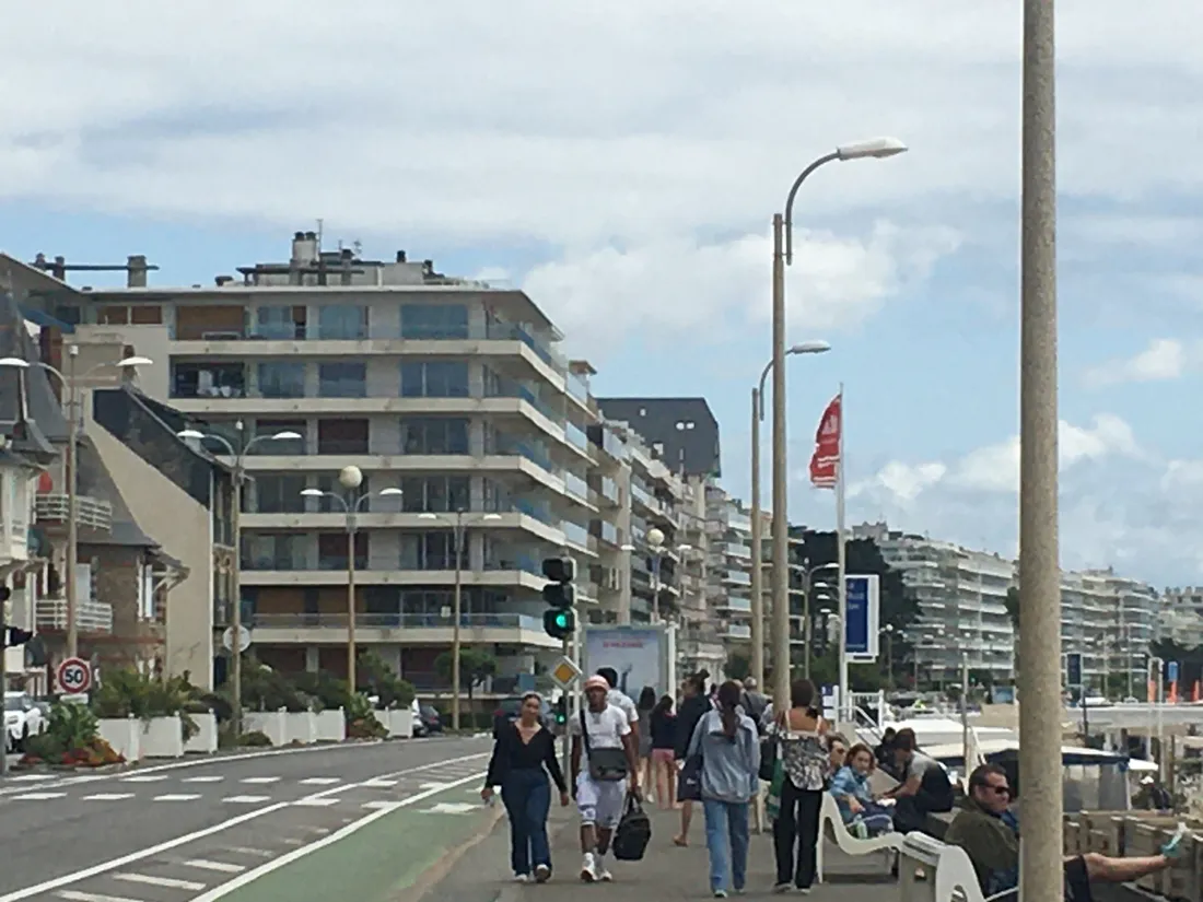 Les promeneurs sur le remblai à La Baule