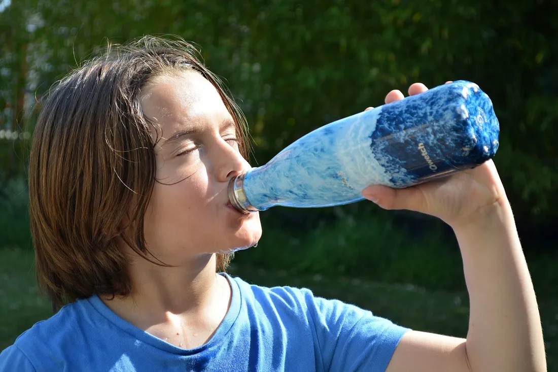 Enfant buvant de l'eau