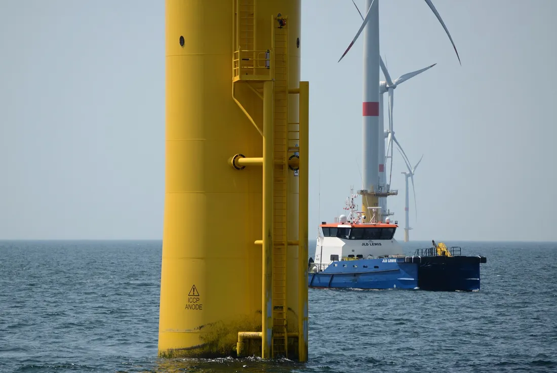 Eoliennes en mer -St-Nazaire - bateau de maintenance
