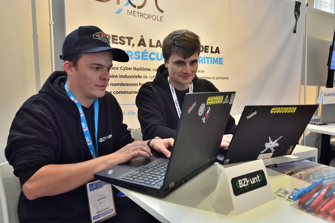 Brice Augras, fondateur de BZHunt, avec William Le Berre, l'un de ses collaborateurs.