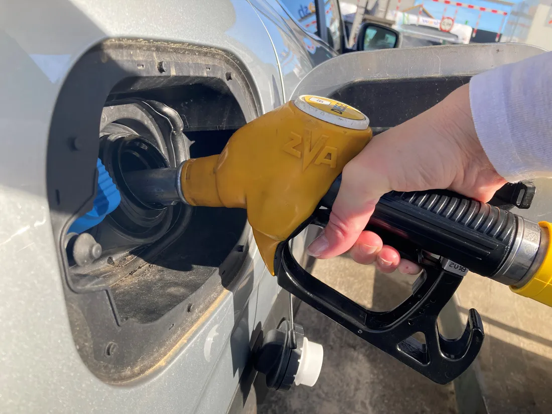 Main - pompe à essence