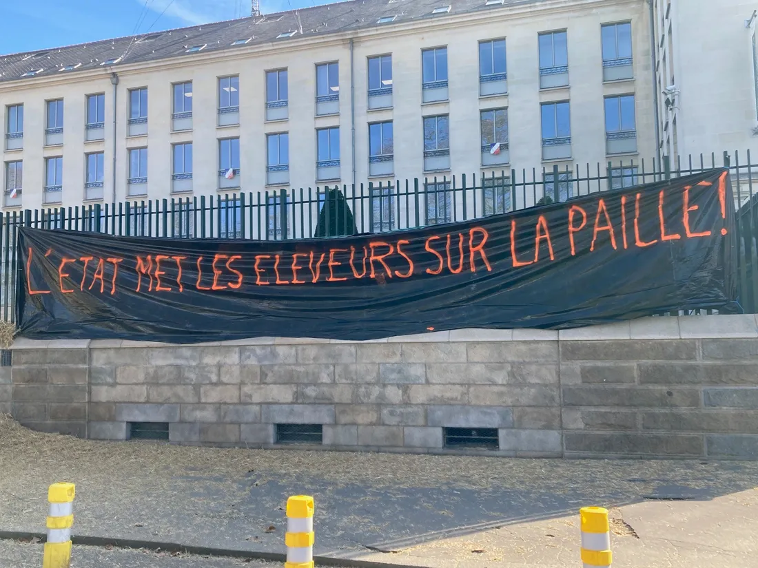 Banderole de la FDSEA 44 et JA à Nantes (préfecture de région)