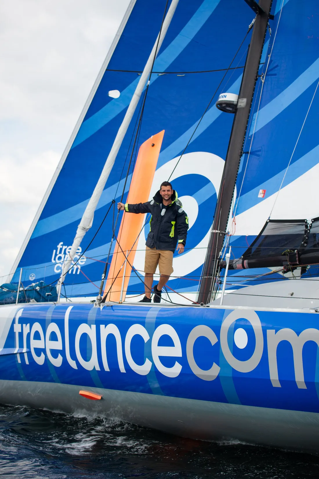 Guirec sur son bateau FreeLance.com