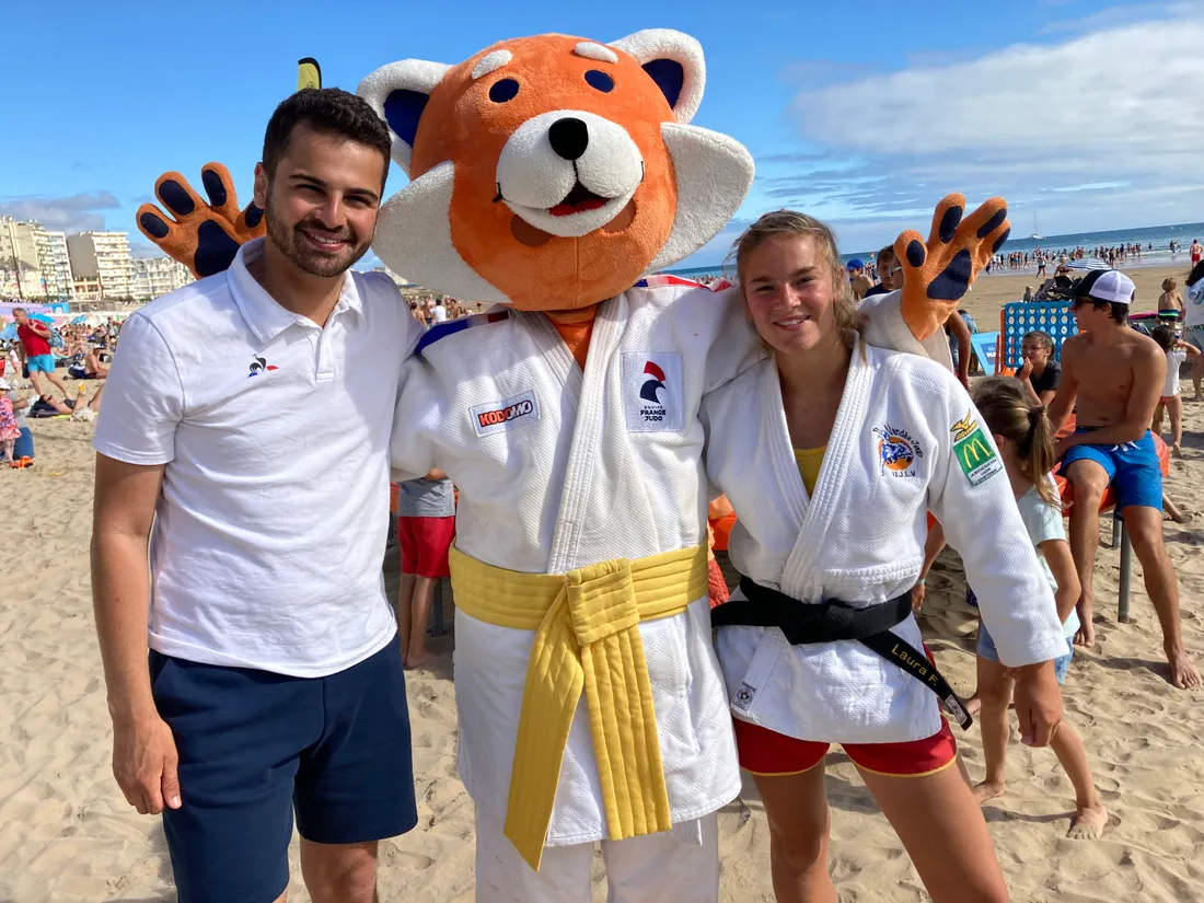 Ukba Snoussi FFJ, la mascotte Komodo, et Laura animatrice et prof de judo