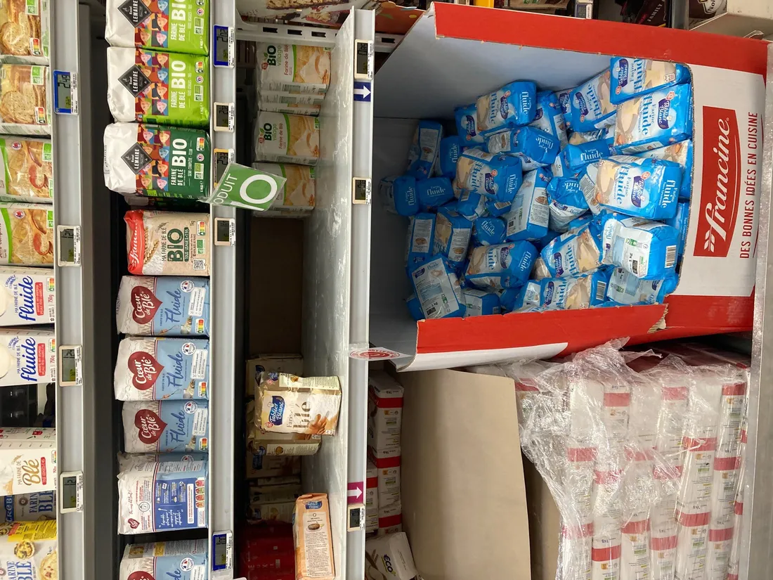 Paquets de farine en rayons