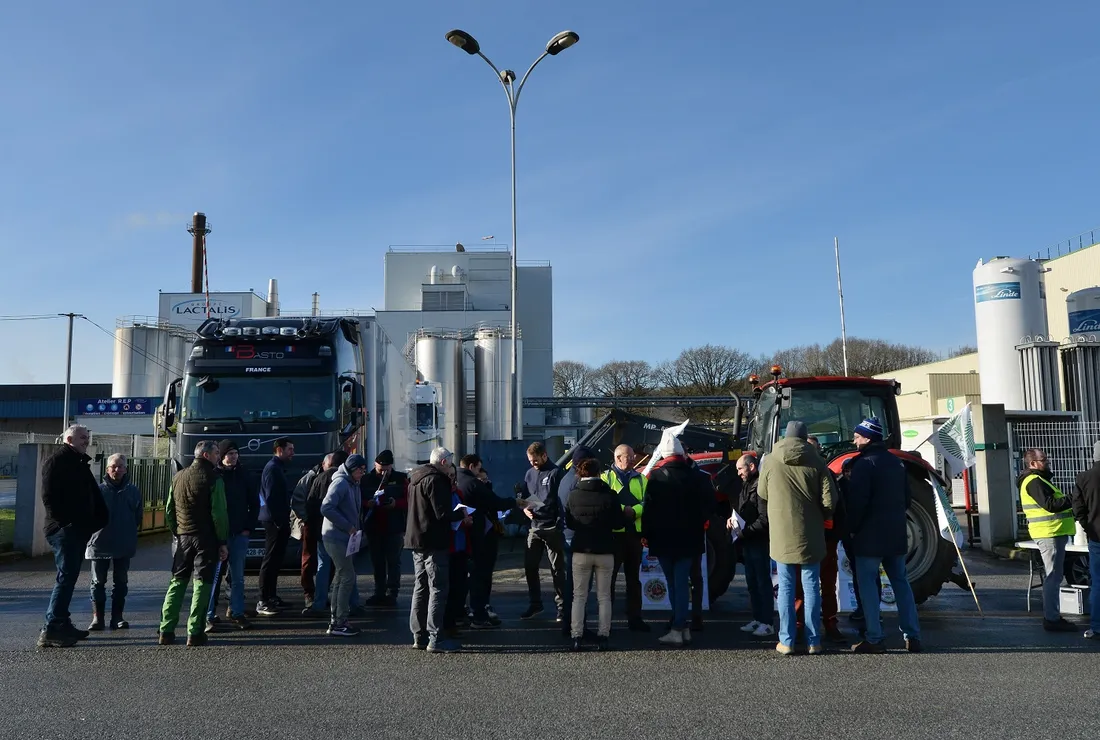 Lactalis - mobilisation devant le site du Sourn