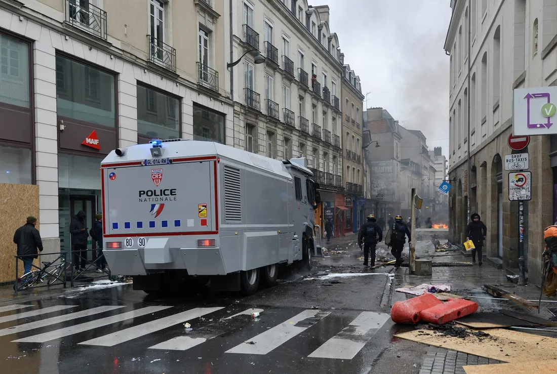 Manifestation des pêcheurs à Rennes (35) - Camion de police