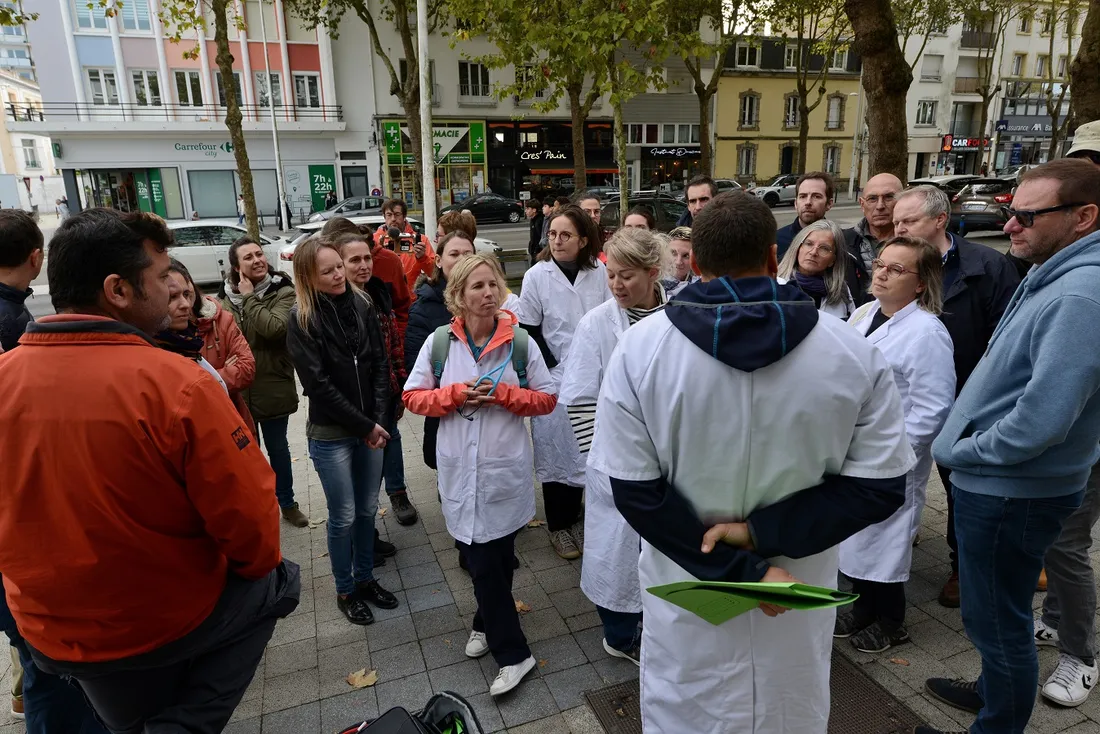 Médecins grévistes devant la CPAM de Lorient
