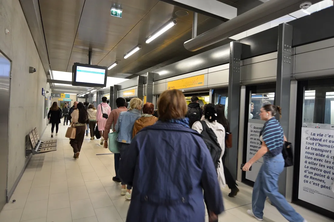 Voyageurs de la ligne B du métro