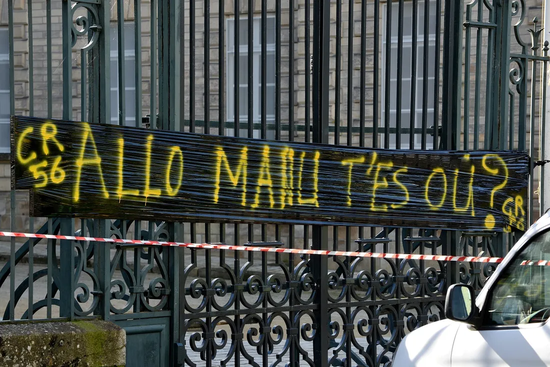Banderole devant la Préfecture du Morbihan