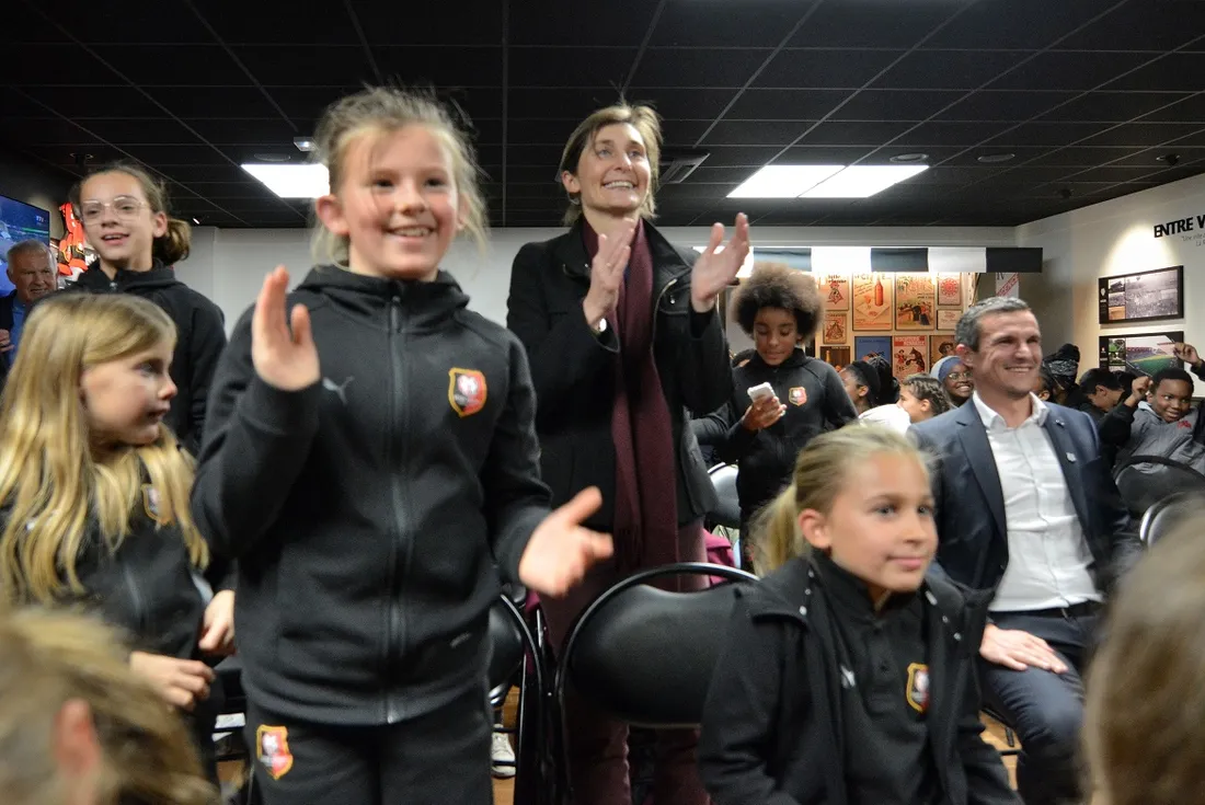 La ministre des sports entourée d'enfants