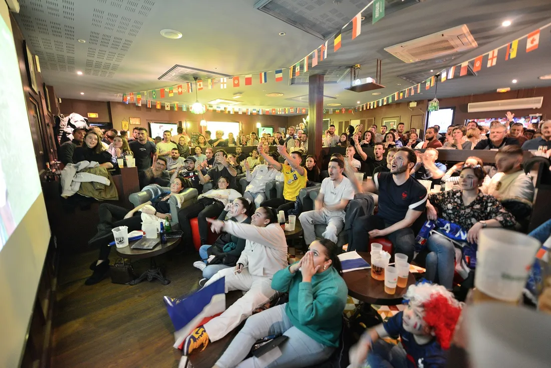Les supporters des Bleus rassemblés hier après-midi au pub Le Skellig à Vannes
