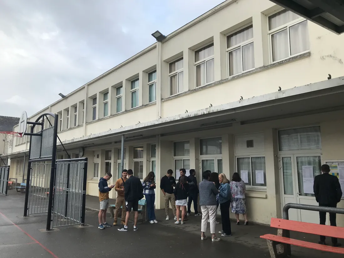 Les élèves présents ce matin au Lycée Saint-Joseph de Machecoul pour les résultats du bac.