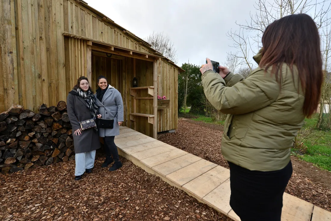 LA PETITE MAISON DANS LA PRAIRIE CAMPENEAC VISITEURS POSE