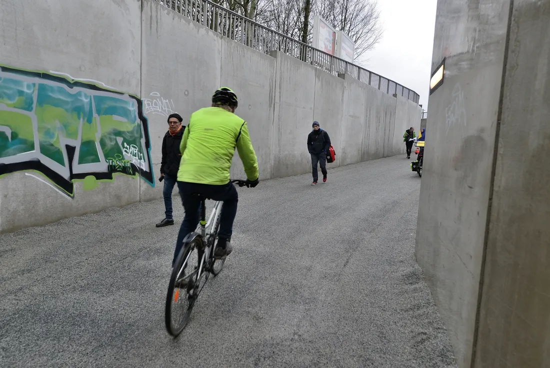 Un cycliste dans les rues de Rennes