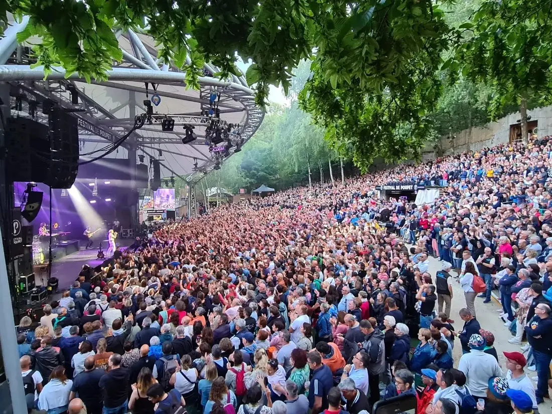 Malo devant le public du théâtre de verdure à Poupet