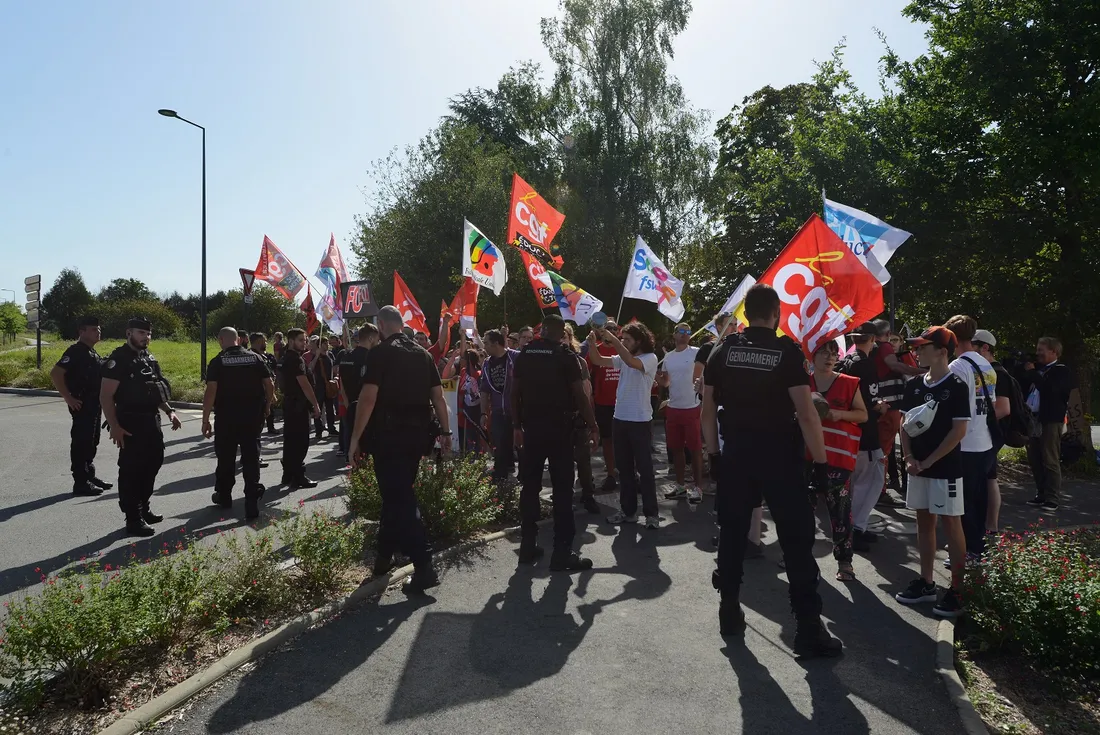 Rentrée au lycée Simone Veil de Liffré, en présence de quelques manifestants