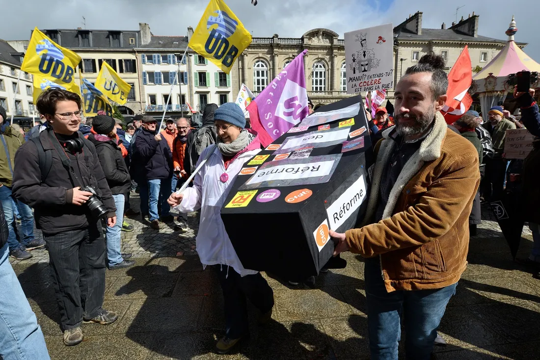 Mobilisation à Quimper (cercueil)