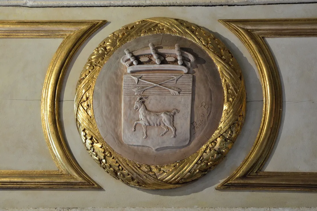 Rocher Portail Détail Blason ancien